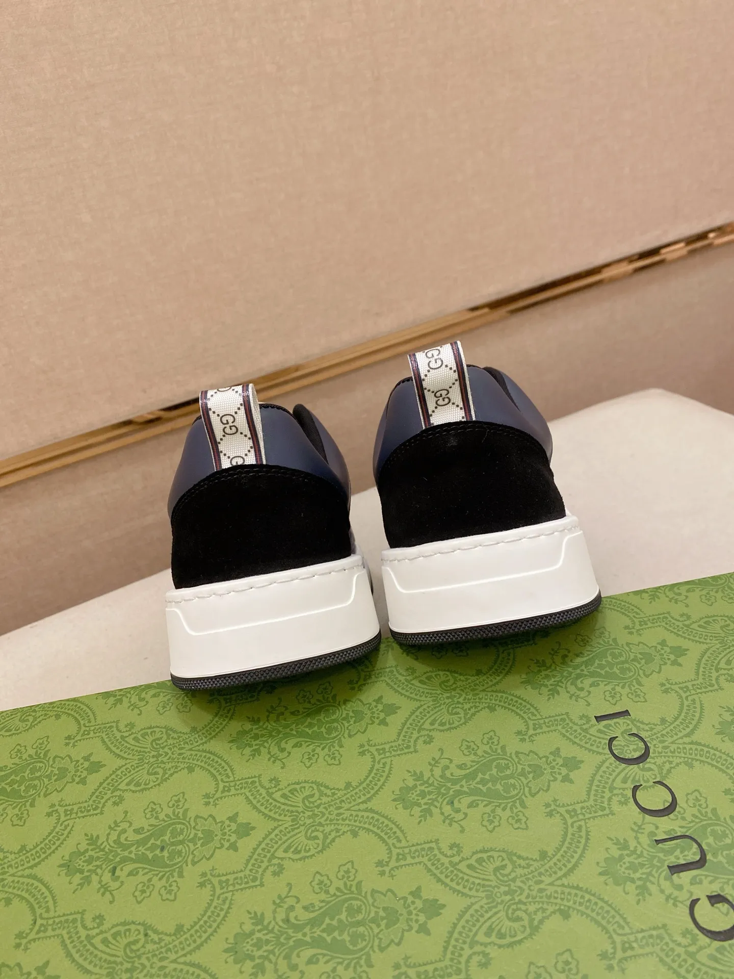 Men's shoes 💰 420 💰 High-quality new GUCCI counters are launched simultaneously. The new men's shoes, 😘fabrics are selected from imported cowhide, and the lining is sheepskin lining. 👍🏿 High-end ☄️ air-cushion molded anti-slip rubber outsole, exquisite lines, simple and elegant, comfortable and high-end for leisure travel. Code number: 38 to 44 (45 can be customized and cannot be returned or exchanged)